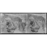 Devant Monastir. Nos anciennes positions vues du monastère; trois cadavres décapités par le même obus. [légende d'origine]