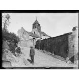 Celles-sur-Aisne. (Aisne). L'église et une rue de l'église. [légende d'origine]