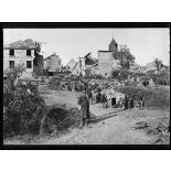 Celles-sur-Aisne (Aisne). L'église et la place du village où ont été amménagés des abris de bombardement. [légende d'origine]