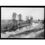 Celles-sur-Aisne (Aisne). Le canal de l'Aisne au fond du village. [légende d'origine]