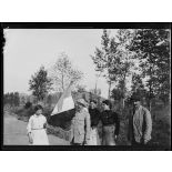 Laon (Aisne). Sur la route de Soissons, habitants libérés et soldats français. [légende d'origine]