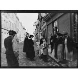 Laon (Aisne). Rue Saint-Martin, le préfet visite les habitants libérés. [légende d'origine]