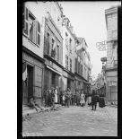 Laon (Aisne). Groupe d'habitants dans la rue Chatelaine pavoisée. [légende d'origine]