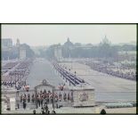 Dispositif des troupes avant le défilé du 14 juillet 1977 devant l'esplanade les Invalides, sur l'avenue du maréchal Galliéni et le pont Alexandre III, le Grand Palais et le Petit Palais en perspective.