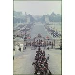 Dispositif des troupes avant le défilé du 14 juillet 1977 devant l'esplanade les Invalides, sur l'avenue du maréchal Galliéni et le pont Alexandre III, le Grand Palais et le Petit Palais en perspective.