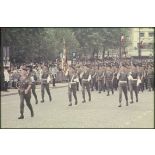 Défilé à pied lors de la cérémonie du 14 juillet 1977 place Joffre devant l'Ecole militaire. Passage du drapeau et de sa garde d'une unité, peut-être le 3e régiment d'infanterie de marine (3e RIMa).