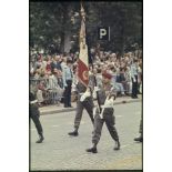 Défilé à pied lors de la cérémonie du 14 juillet 1977 place Joffre devant l'Ecole militaire. Passage du drapeau et de sa garde d'une unité parachutiste d'infanterie de marine, peut-être le 1er RPIMa.