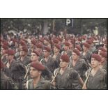 Défilé à pied lors de la cérémonie du 14 juillet 1977 place Joffre devant l'Ecole militaire. Passage d'une unité parachutiste, peut-être le 9e régiment de chasseurs parachutistes (9e RCP).