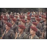 Défilé à pied lors de la cérémonie du 14 juillet 1977 place Joffre devant l'Ecole militaire. Passage d'une unité parachutiste, peut-être le 9e régiment de chasseurs parachutistes (9e RCP).