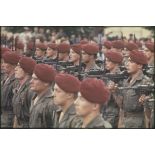 Défilé à pied lors de la cérémonie du 14 juillet 1977 place Joffre devant l'Ecole militaire. Passage d'une unité parachutiste, peut-être le 9e régiment de chasseurs parachutistes (9e RCP), équipée de mitrailleuses AA-52.