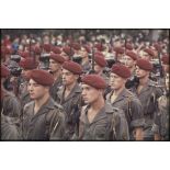 Défilé à pied lors de la cérémonie du 14 juillet 1977 place Joffre devant l'Ecole militaire. Passage d'une unité parachutiste, peut-être le 9e régiment de chasseurs parachutistes (9e RCP).