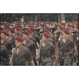 Défilé à pied lors de la cérémonie du 14 juillet 1977 place Joffre devant l'Ecole militaire. Passage d'une unité parachutiste, peut-être le 9e régiment de chasseurs parachutistes (9e RCP).