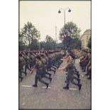 Défilé à pied lors de la cérémonie du 14 juillet 1977 place Joffre devant l'Ecole militaire. Passage du 2e régiment d'infanterie de marine (2e RIMa).