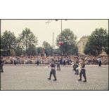 Défilé à pied lors de la cérémonie du 14 juillet 1977 place Joffre devant l'Ecole militaire. Passage du drapeau et de sa garde d'une unité de la Marine.