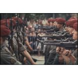 Défilé à pied lors de la cérémonie du 14 juillet 1977 place Joffre devant l'Ecole militaire. Passage d'une unité parachutiste, peut-être le 9e régiment de chasseurs parachutistes (9e RCP), équipée de mitrailleuses AA-52.