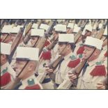 Défilé à pied lors de la cérémonie du 14 juillet 1977 place Joffre devant l'Ecole militaire. Passage des unités de la Légion étrangère.
