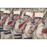 Défilé à pied lors de la cérémonie du 14 juillet 1977 place Joffre devant l'Ecole militaire. Passage des unités de la Légion étrangère.