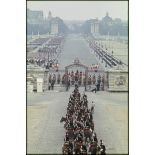 Dispositif des troupes avant le défilé du 14 juillet 1977 devant l'esplanade les Invalides, sur l'avenue du maréchal Galliéni et le pont Alexandre III, le Grand Palais et le Petit Palais en perspective.