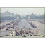 Dispositif des troupes avant le défilé du 14 juillet 1977 devant l'esplanade les Invalides, sur l'avenue du maréchal Galliéni et le pont Alexandre III, le Grand Palais et le Petit Palais en perspective.