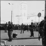 Parachutistes du 3e régiment de parachutistes coloniaux (3e RPC) encadrant la foule sur la place du Gouvernement à Alger.