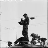 Bouclage de la place du Gouvernement à Alger par les parachutistes du 3e régiment de parachutistes coloniaux (3e RPC).