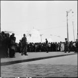 Parachutistes du 3e régiment de parachutistes coloniaux (3e RPC) encadrant la foule sur la place du Gouvernement à Alger.