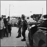 Parachutistes du 3e régiment de parachutistes coloniaux (3e RPC) encadrant la foule sur la place du Gouvernement à Alger.