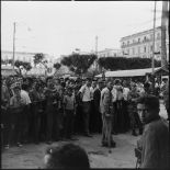Foule rassemblée sur la place du Gouvernement sous le contrôle des parachutistes du 3e régiment de parachutistes coloniaux (3e RPC).