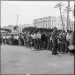 Foule rassemblée sur la place du Gouvernement sous le contrôle des parachutistes du 3e régiment de parachutistes coloniaux (3e RPC).