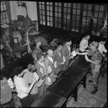 Distribution de numéros aux suspects rassemblés pour identification.