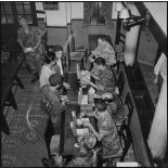 Confrontation des suspects avec le fichier des terroristes recherchés par la DST (Direction de la Sécurité du territoire).