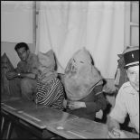 Dénonciateurs observant des suspects.