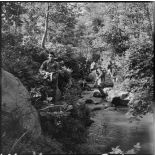 En opération avec le 3e régiment de parachutistes coloniaux dans la zone de l'Oued Merza.