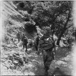 En opération avec le 3e régiment de parachutistes coloniaux dans la zone de l'Oued Merza.