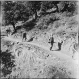 En opération avec le 3e régiment de parachutistes coloniaux dans la zone de l'Oued Merza.