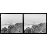 Kavadar (au fond). Départ (du 148e) pour Demir Kapou par une piste de montagne. [légende d'origine]