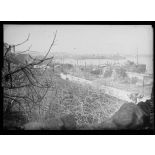 Tarente. Le vieux Tarente et les navires Italiens. [légende d'origine]