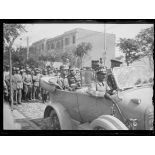 Le roi de Grèce à Salonique. Le roi prend avec lui le général Coraccos. On aperçoit le général Jouineau Gambetta. [légende d'origine]