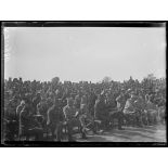 Région du Bas Vardar. Gondoular. Les spectateurs : au 1er plan, général Sarrail et officiers français et serbes. [légende d'origine]