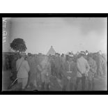 Région du Bas Vardour. Gondoular. Les officiers formant cercle autour du général Sarrail. [légende d'origine]