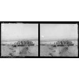 Bac sur le Vardar entre Krivolak et Pepelichk. Transport de soldats (de la 57e division). [légende d'origine]