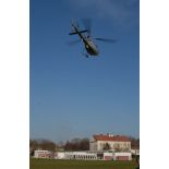 Arrivée d'un Fennec de l'armée de l'Air au-dessus de l'ECPAD.