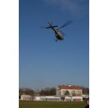 Arrivée d'un Fennec de l'armée de l'Air au-dessus de l'ECPAD.