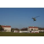 Arrivée d'un Fennec de l'armée de l'Air au-dessus de l'ECPAD.