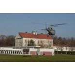 Arrivée d'un Fennec de l'armée de l'Air au-dessus de l'ECPAD.