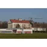 Arrivée d'un Fennec de l'armée de l'Air au-dessus de l'ECPAD.