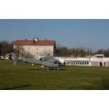 Arrivée d'un Fennec de l'armée de l'Air au-dessus de l'ECPAD.