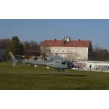 Arrivée d'un Fennec de l'armée de l'Air au-dessus de l'ECPAD.