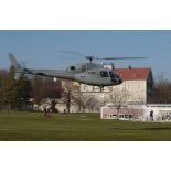 Arrivée d'un Fennec de l'armée de l'Air au-dessus de l'ECPAD.