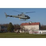 Arrivée d'un Fennec de l'armée de l'Air au-dessus de l'ECPAD.